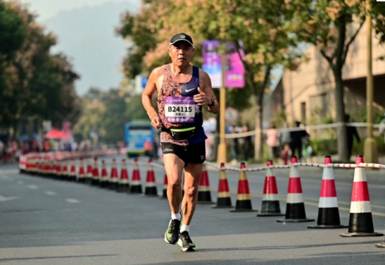 65歲的許建江健身17年，參加半馬和全馬近50場，獲得上百塊獎牌?。?）